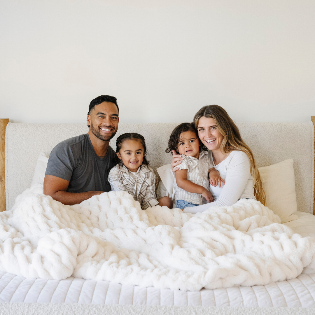 DOUBLE RUCHED FAUX FUR XL THROW BLANKETS | Saranoni - additional view