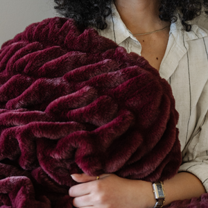 DOUBLE RUCHED FAUX FUR THROW BLANKETS | Saranoni - additional view