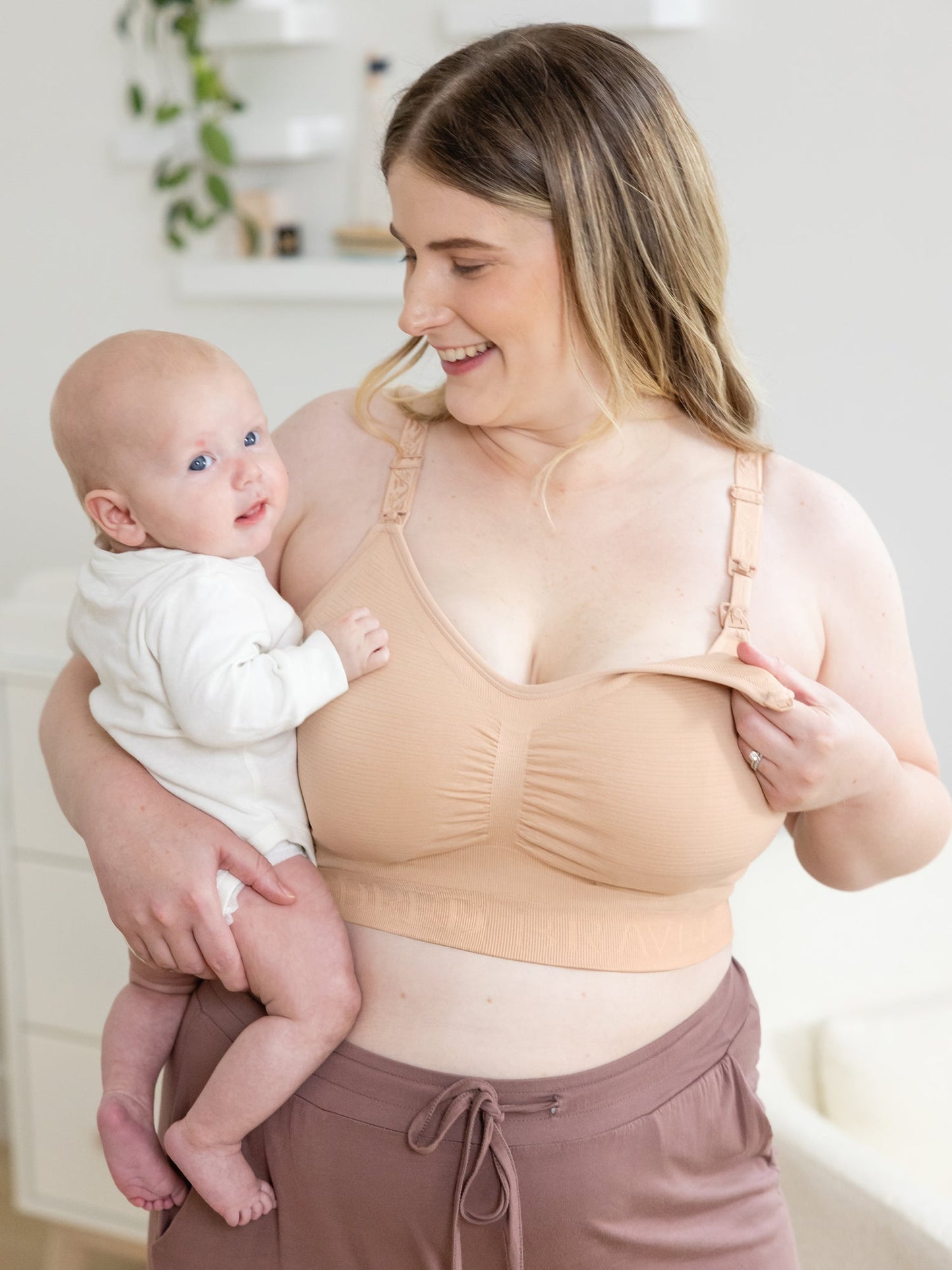 Sublime® Hands-Free Pumping & Nursing Bra | Beige