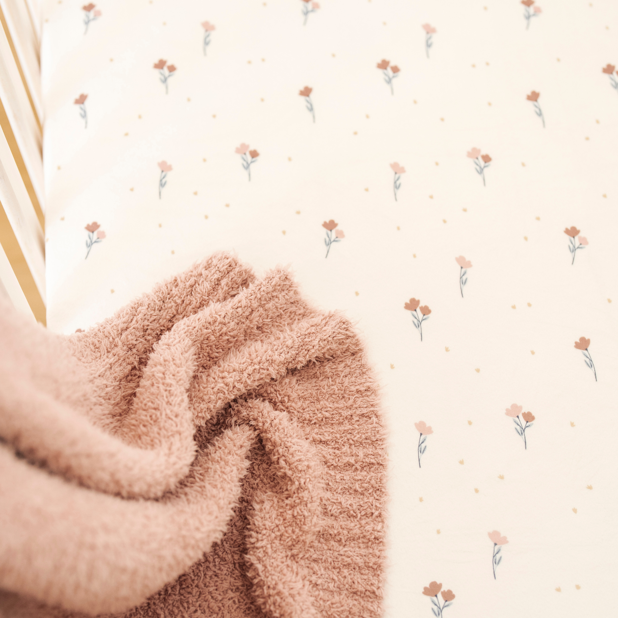 MINKY STRETCH LUXE CRIB SHEETS | Saranoni - additional view