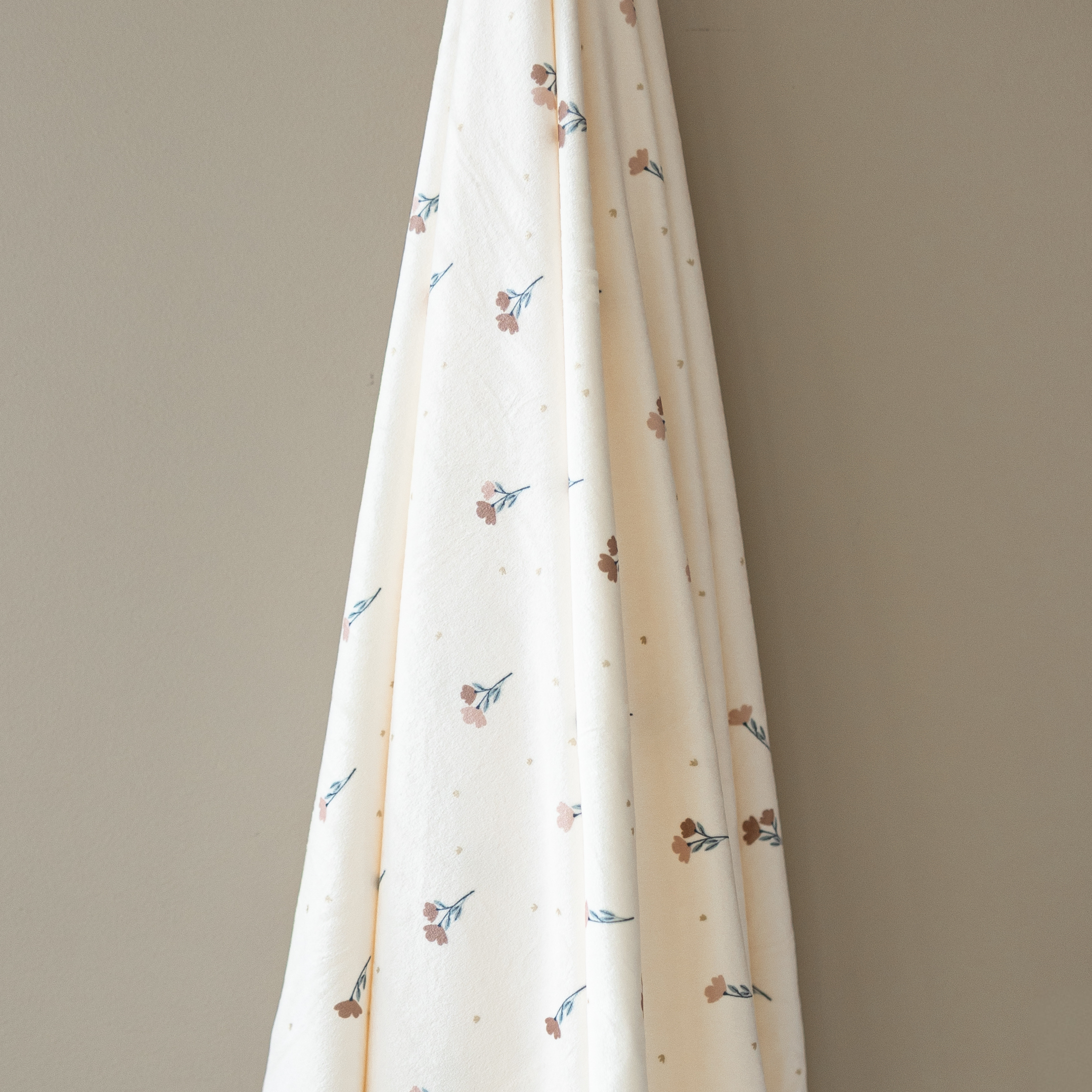 MINKY STRETCH LUXE SWADDLE/BLANKET | Saranoni - additional view