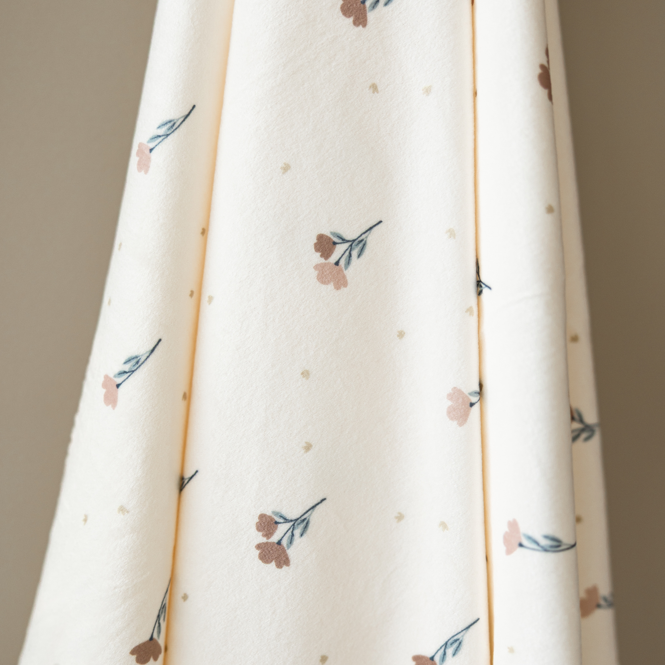 MINKY STRETCH LUXE SWADDLE/BLANKET | Saranoni - additional view