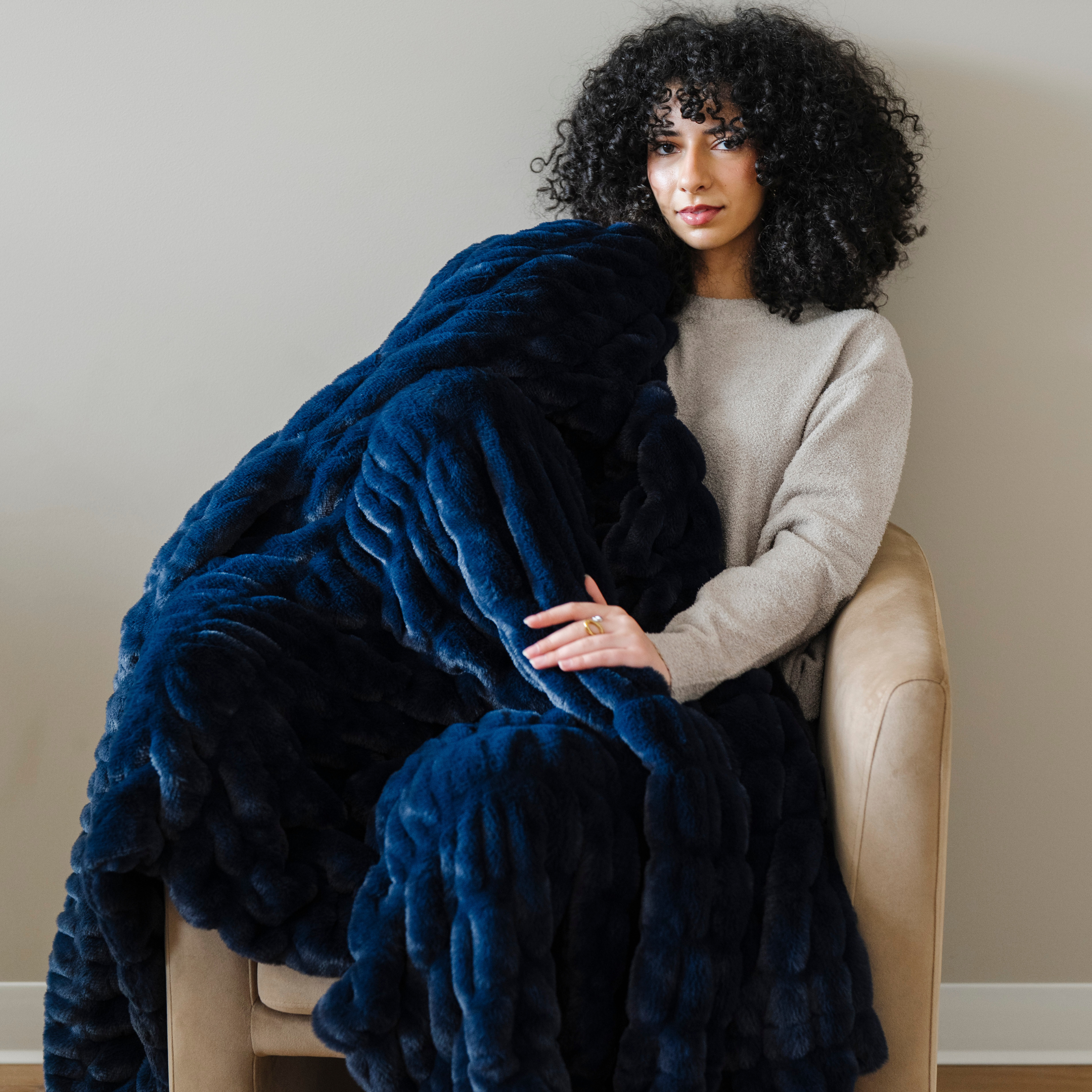 DOUBLE RUCHED FAUX FUR THROW BLANKETS | Saranoni