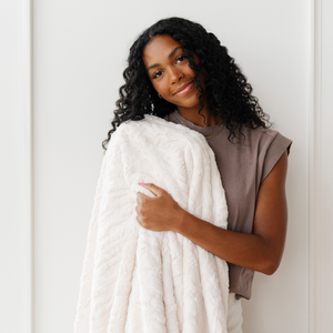 PATTERNED FAUX FUR THROW BLANKETS | Saranoni - additional view