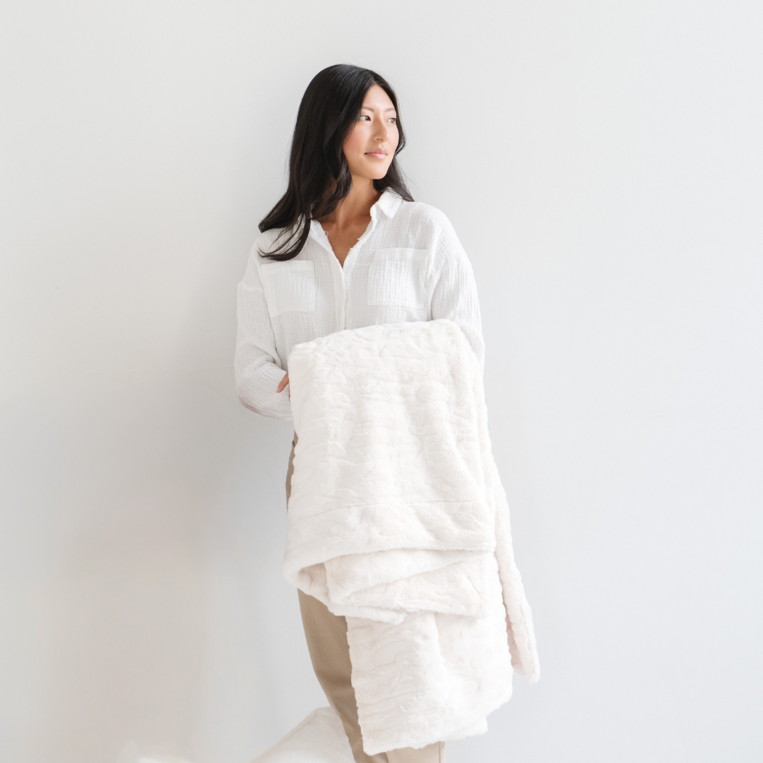 PATTERNED FAUX FUR THROW BLANKETS | Saranoni - additional view