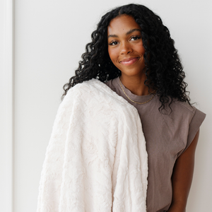 PATTERNED FAUX FUR XL THROW BLANKETS | Saranoni - additional view