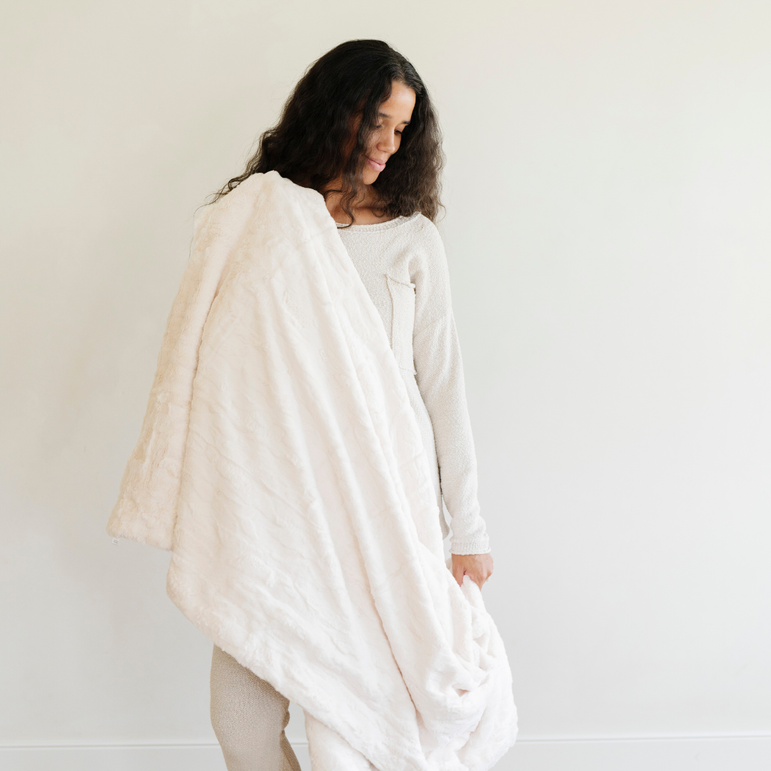 PATTERNED FAUX FUR THROW BLANKETS | Saranoni - additional view