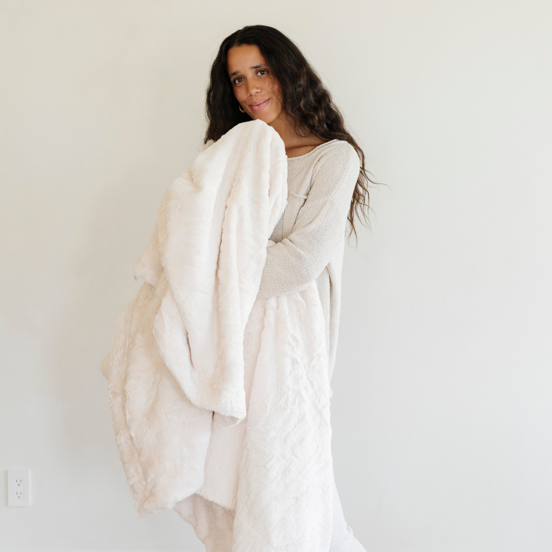 PATTERNED FAUX FUR XL THROW BLANKETS | Saranoni - additional view