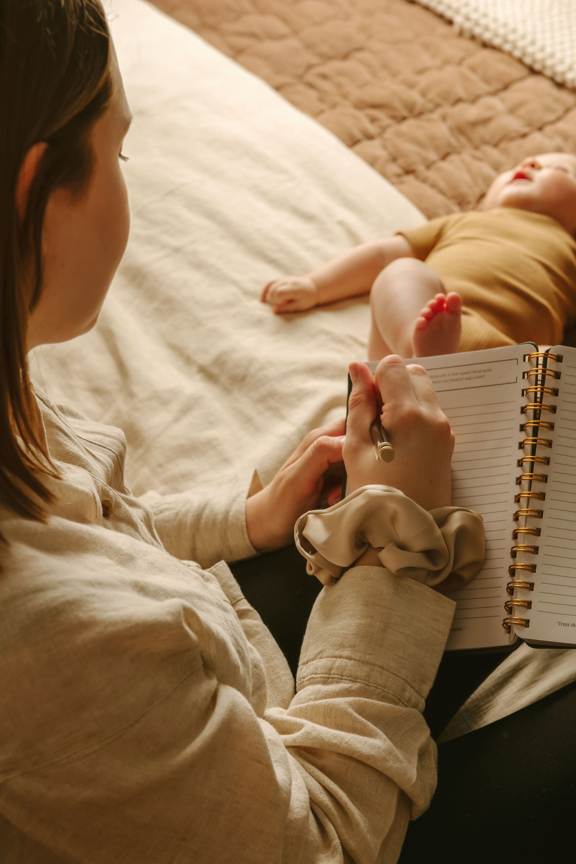 Journal: Journal Prompts for Mama + Daily Tracker for Baby | Le Lolo - additional view