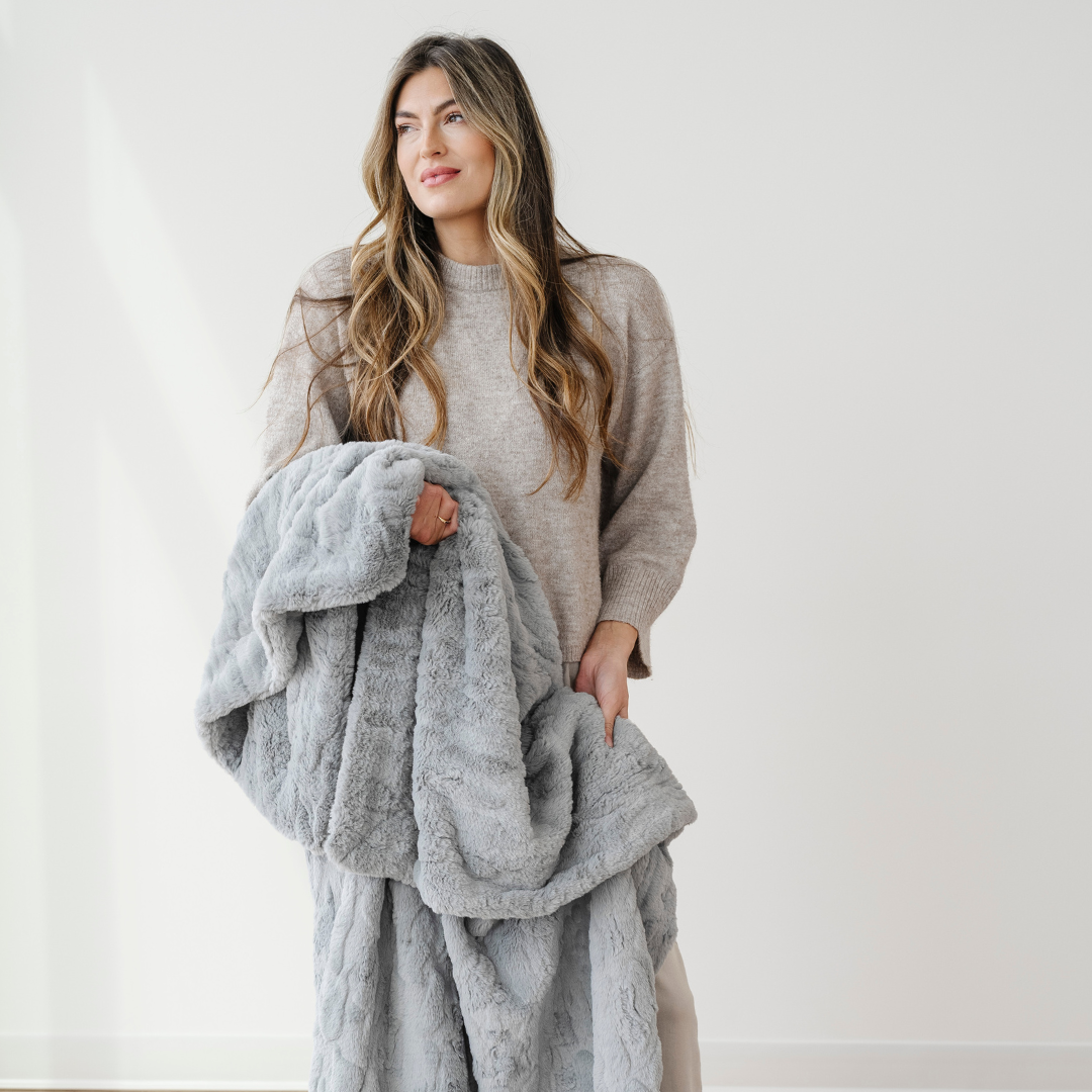 PATTERNED FAUX FUR THROW BLANKETS | Saranoni - additional view