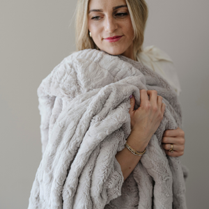 PATTERNED FAUX FUR THROW BLANKETS | Saranoni - additional view