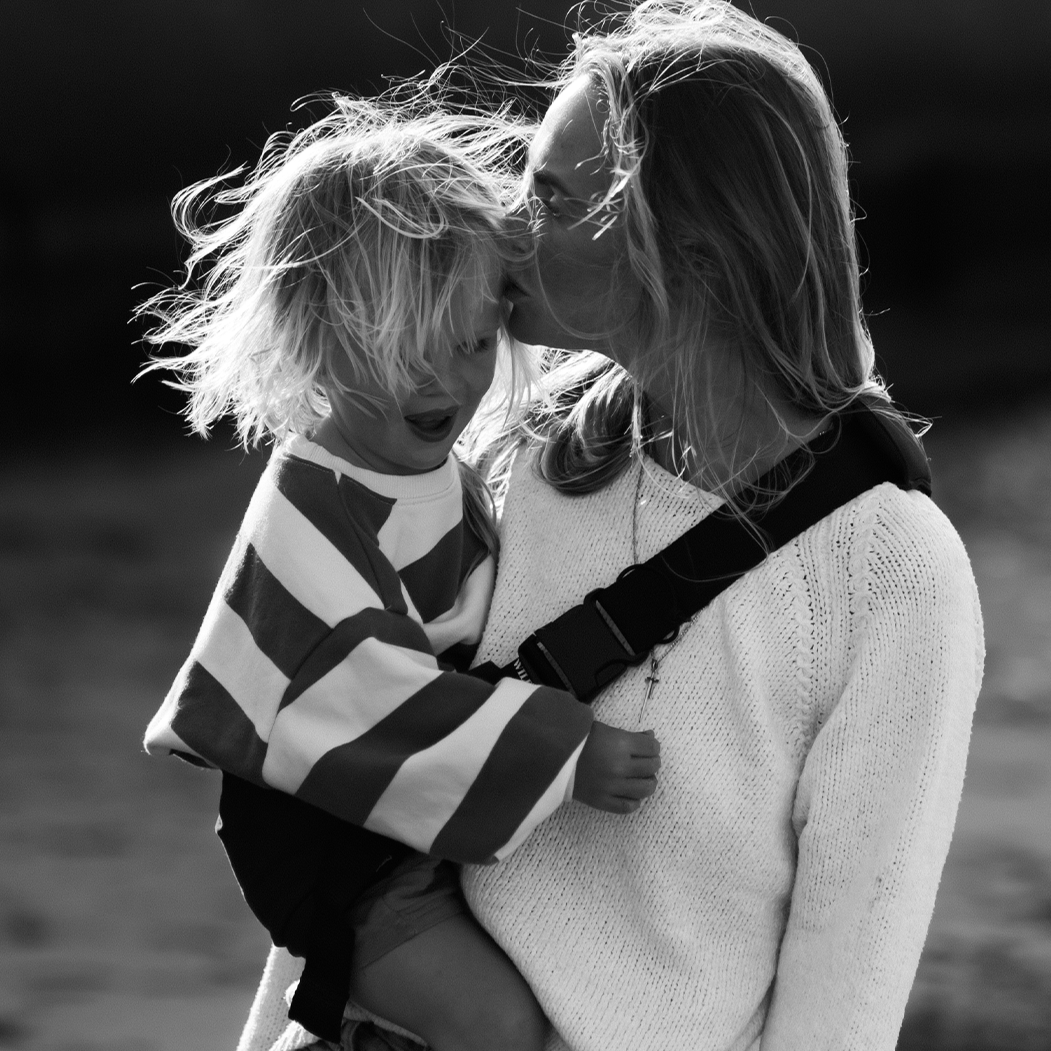 ergonomic baby sling black design
