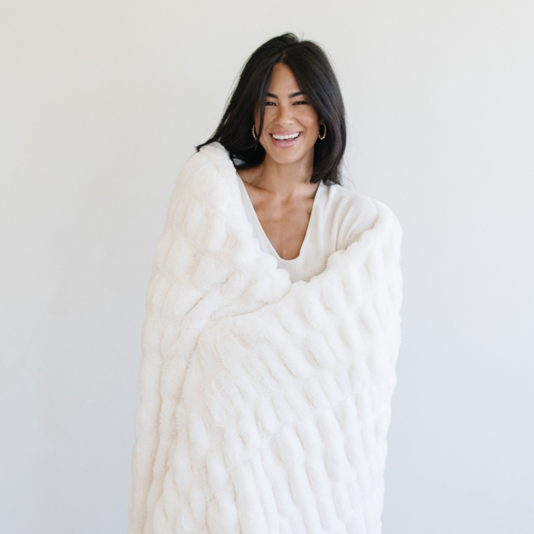 DOUBLE RUCHED FAUX FUR THROW BLANKETS | Saranoni - additional view