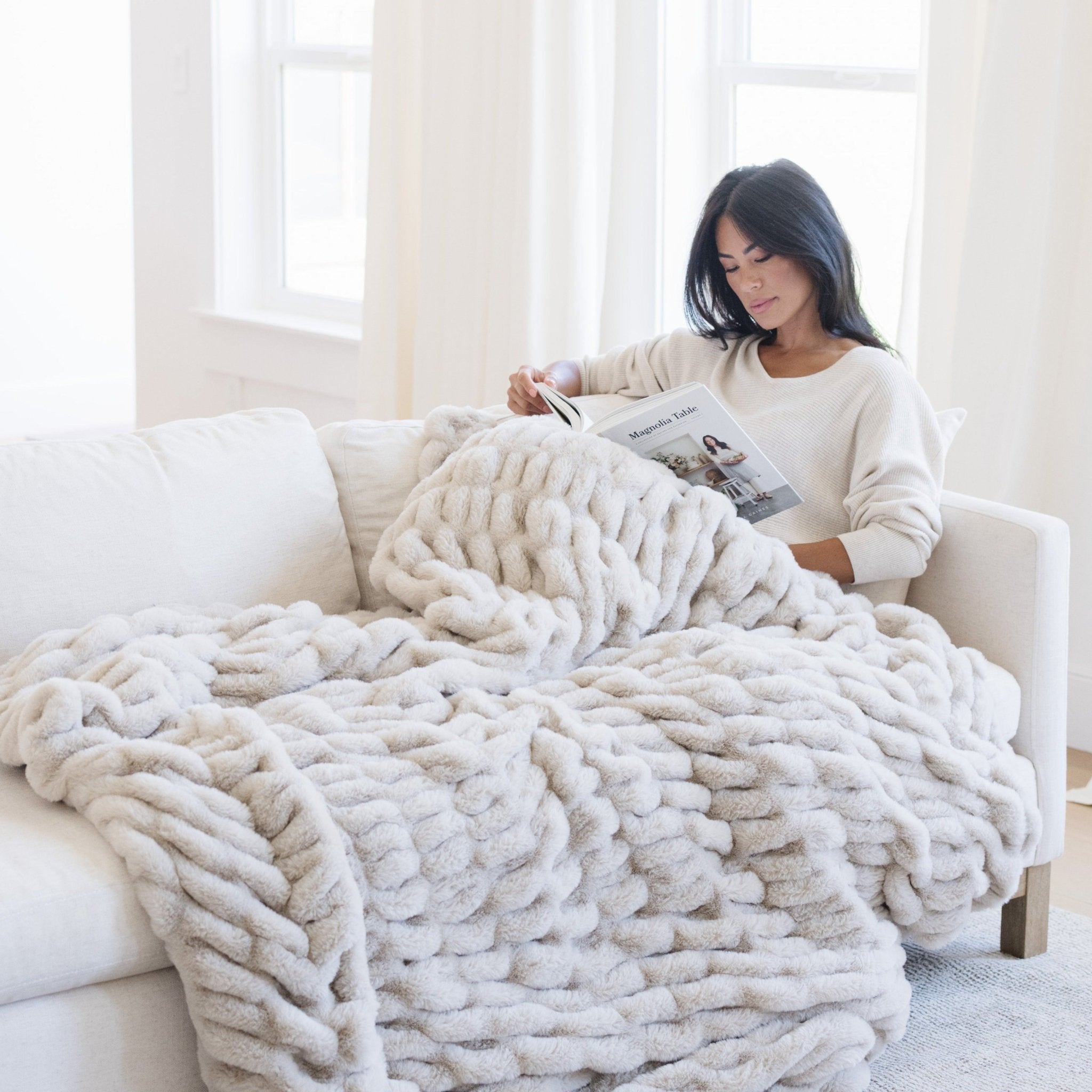DOUBLE RUCHED FAUX FUR THROW BLANKETS | Saranoni - additional view