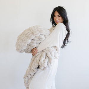 DOUBLE RUCHED FAUX FUR THROW BLANKETS | Saranoni - additional view