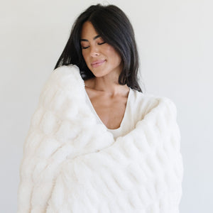 DOUBLE RUCHED FAUX FUR THROW BLANKETS | Saranoni - additional view