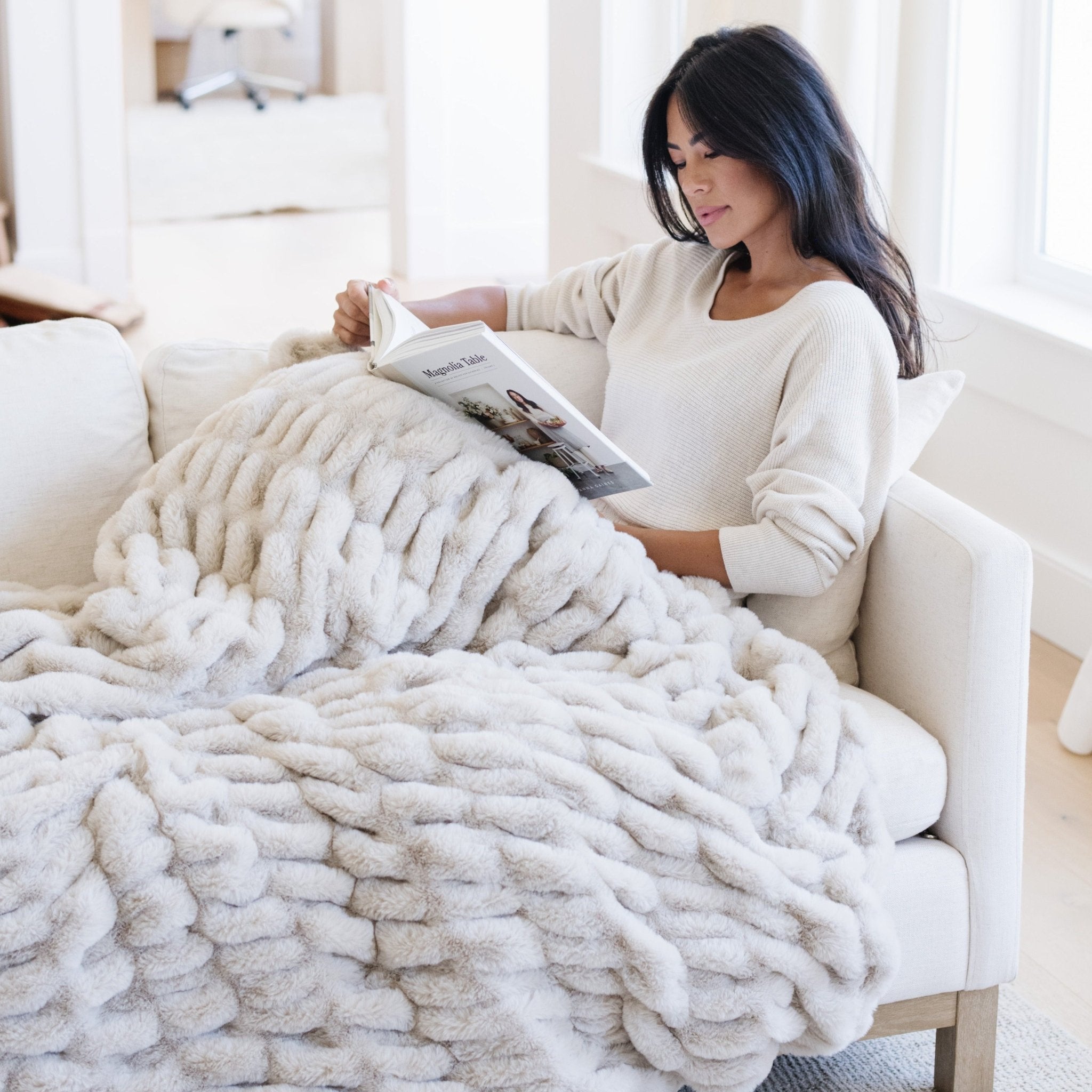 DOUBLE RUCHED FAUX FUR THROW BLANKETS | Saranoni - additional view