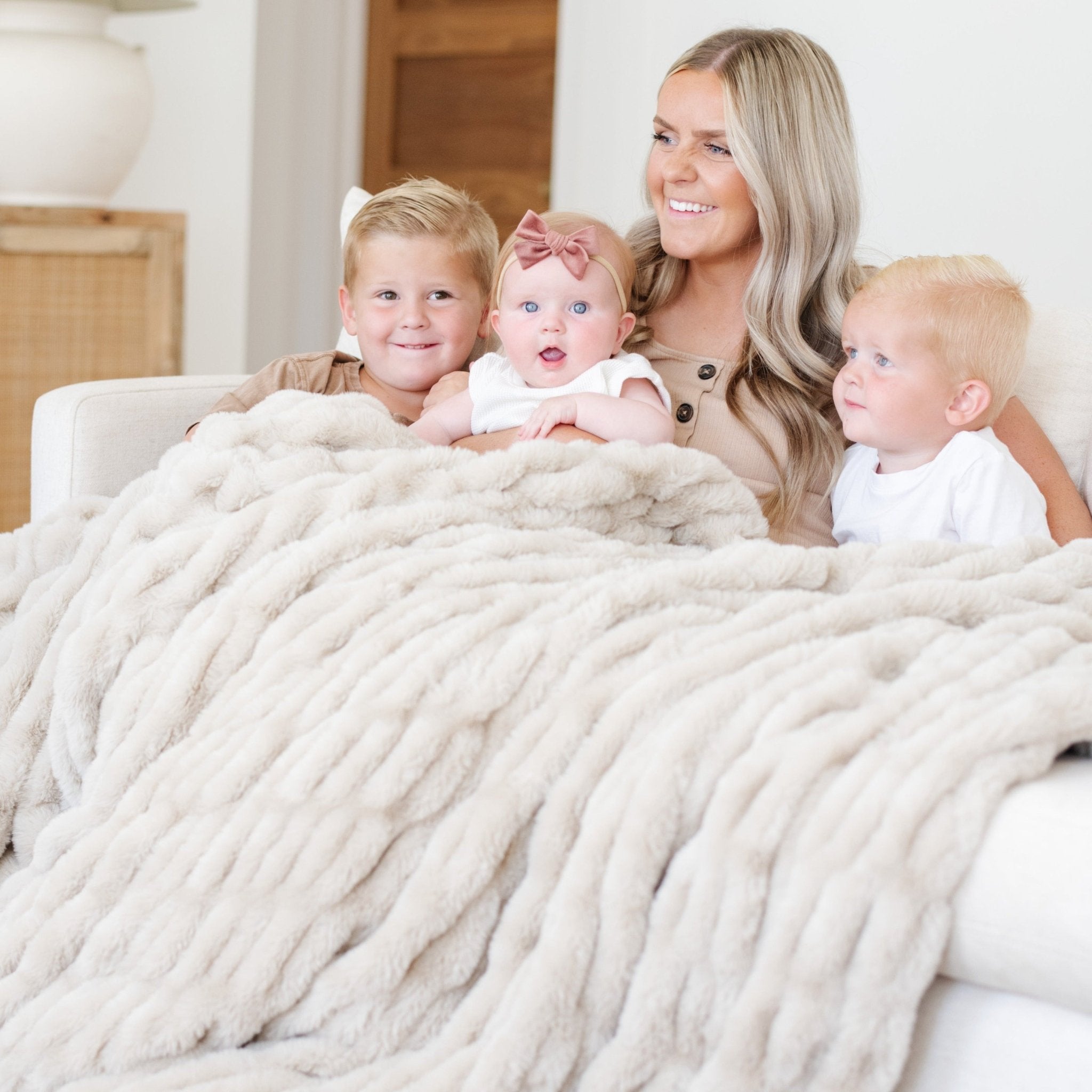 DOUBLE RUCHED FAUX FUR XL THROW BLANKETS | Saranoni - additional view