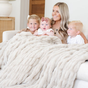 DOUBLE RUCHED FAUX FUR XL THROW BLANKETS | Saranoni - additional view