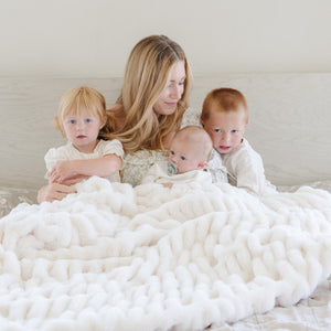 DOUBLE RUCHED FAUX FUR XL THROW BLANKETS | Saranoni - additional view