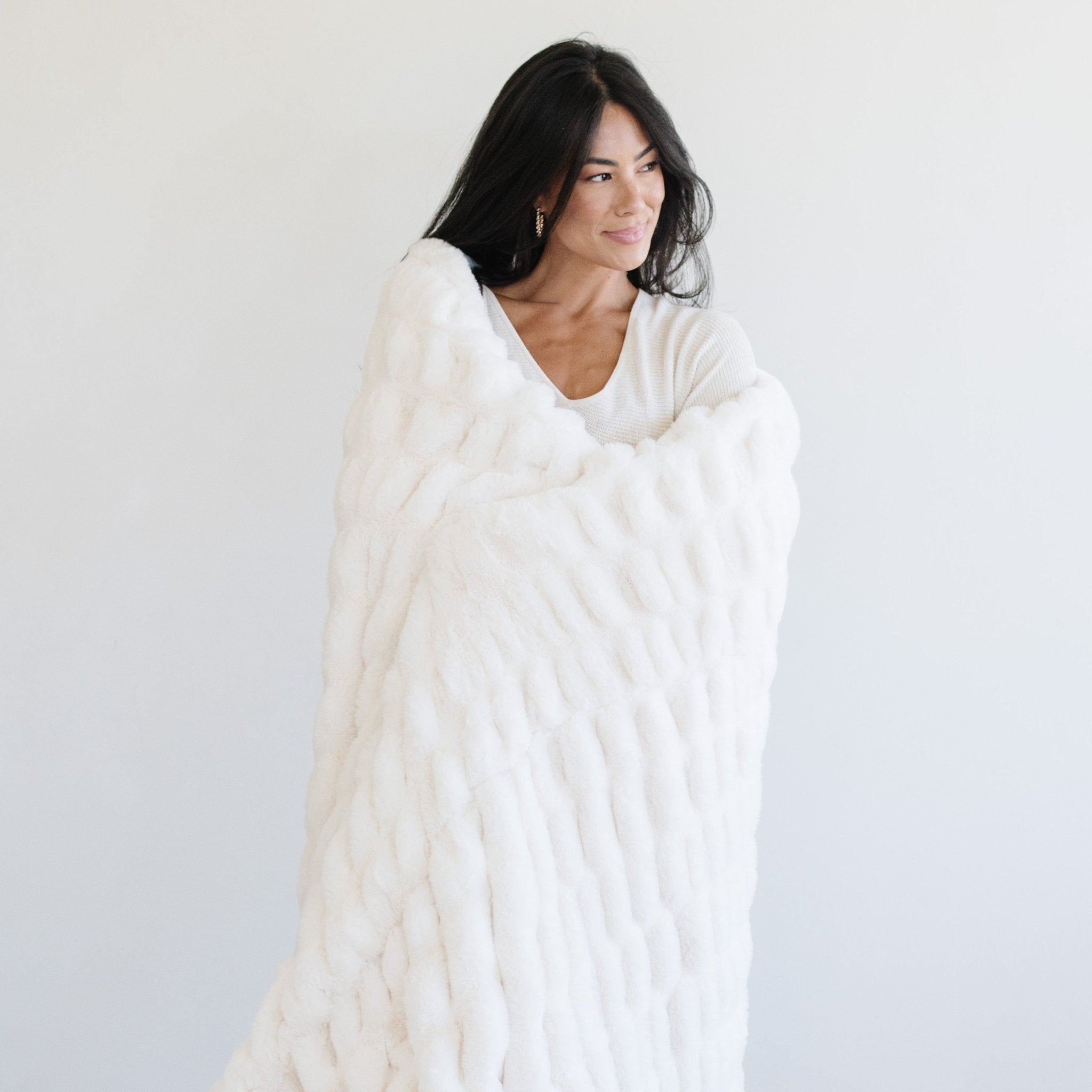 DOUBLE RUCHED FAUX FUR XL THROW BLANKETS | Saranoni - additional view