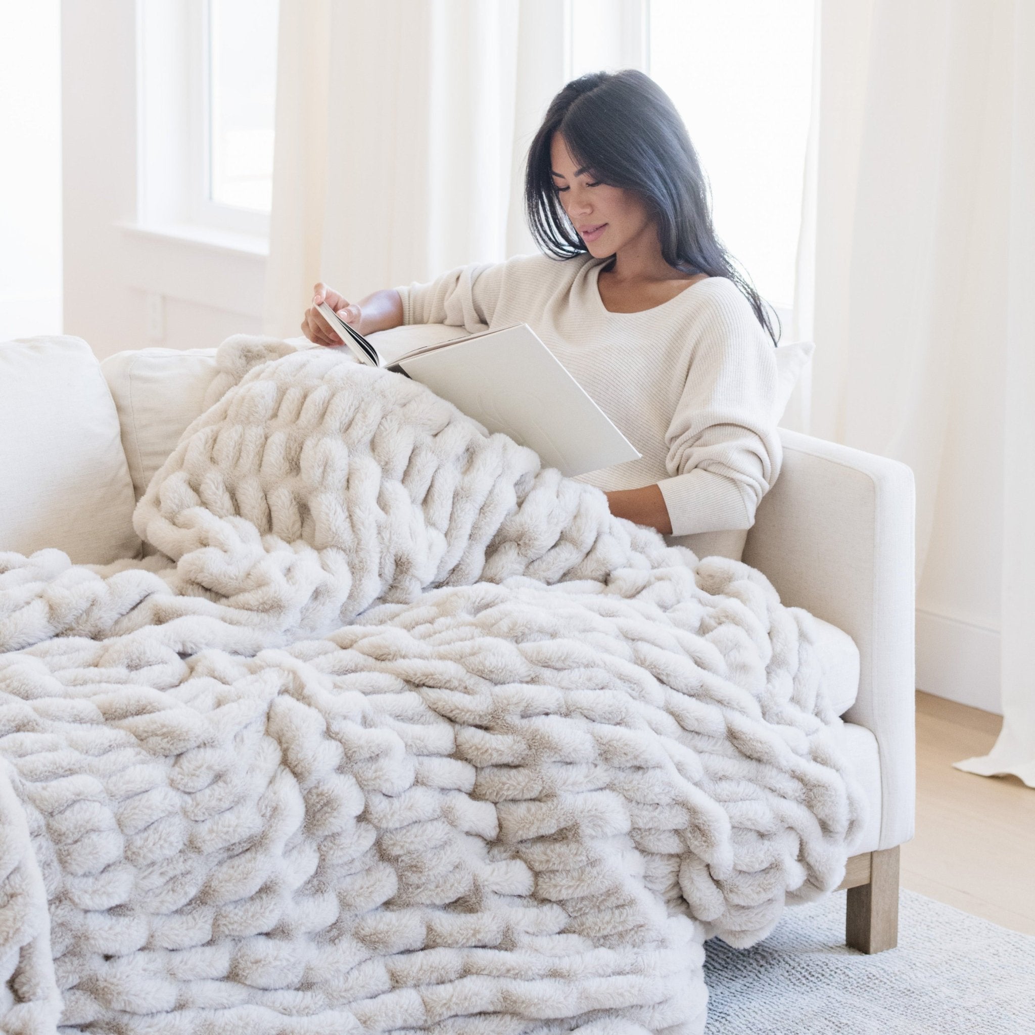 DOUBLE RUCHED FAUX FUR XL THROW BLANKETS | Saranoni - additional view