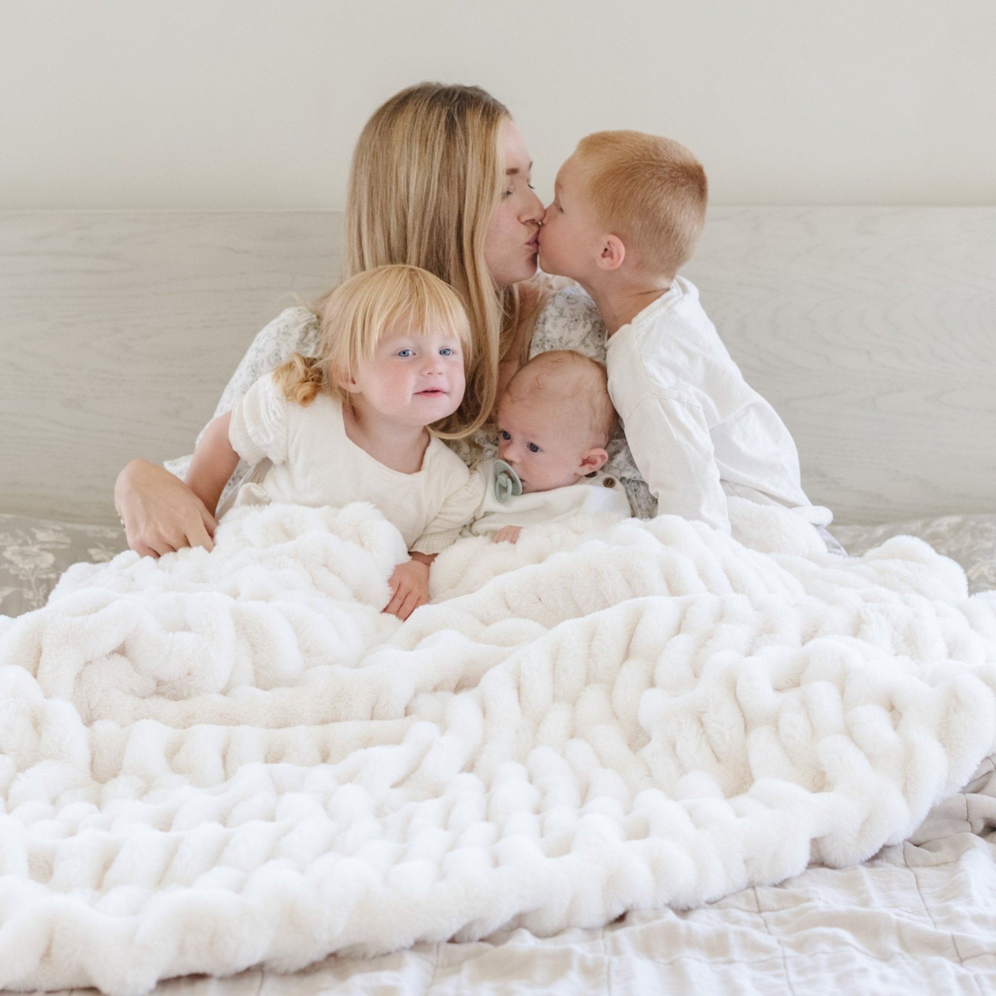 DOUBLE RUCHED FAUX FUR XL THROW BLANKETS | Saranoni - additional view