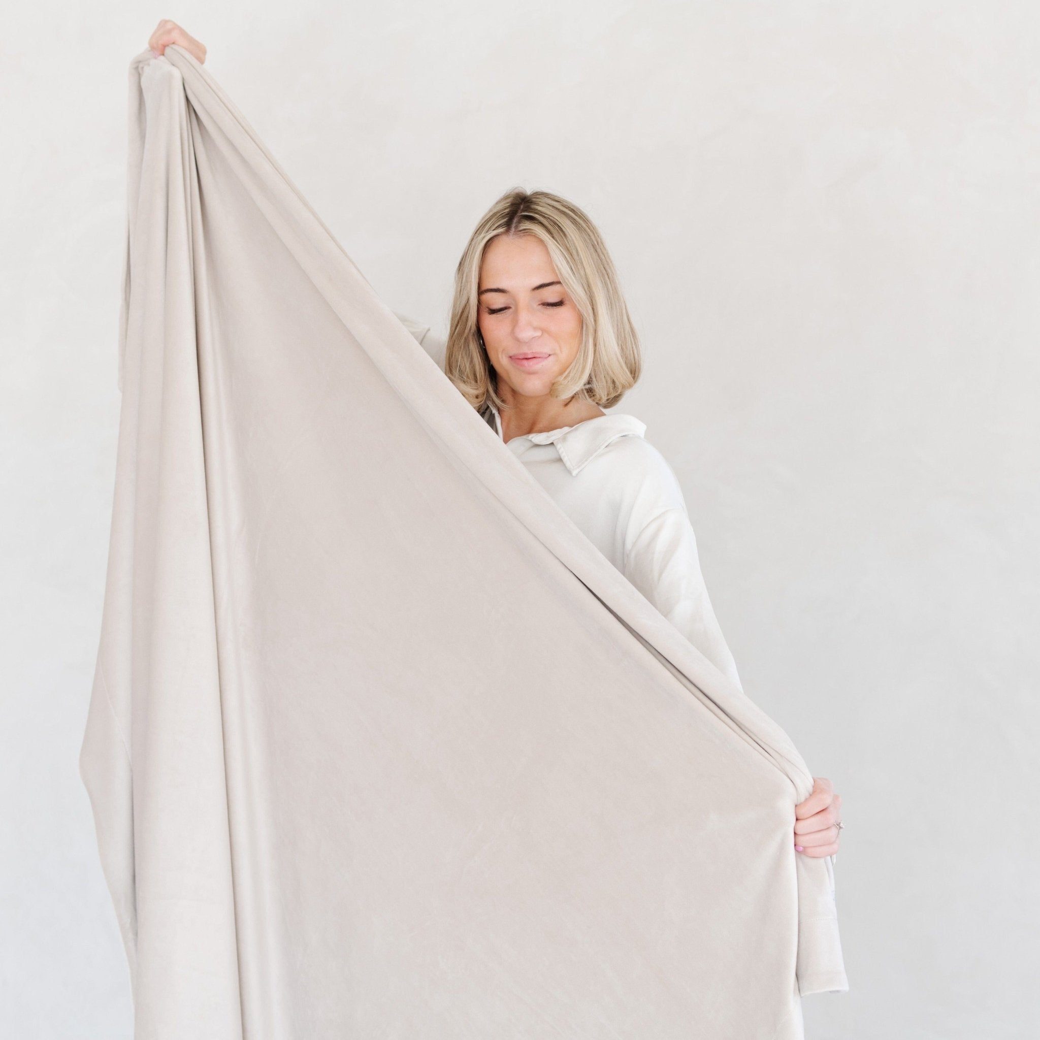 MINKY STRETCH THROW BLANKETS | Saranoni - additional view